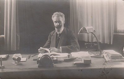 Hugo Stotz am Schreibtisch