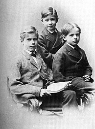 Der 15 jährige Max mit seinen Brüdern Alfred und Karl (1879)
